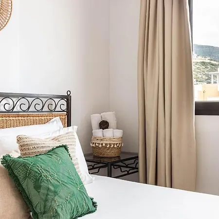 Shiny 6 1br Ap Kitchen & Balcony *