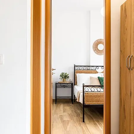 Shiny 6 1br Ap Kitchen & Balcony Apartament